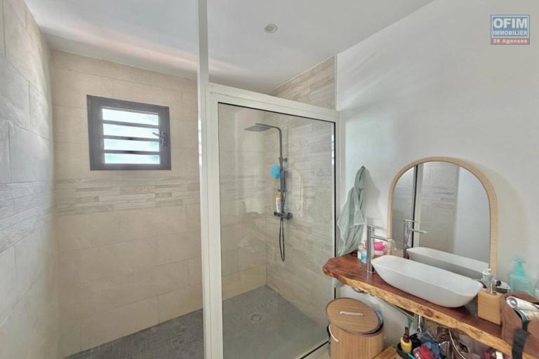 Villa T5 contemporaine de 2025 avec piscine – La Rivière Saint-Louis