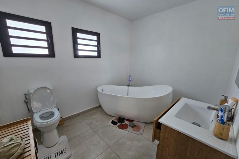 Villa T5 contemporaine de 2025 avec piscine – La Rivière Saint-Louis