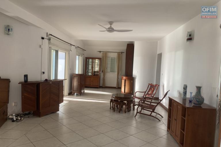 LA POSSESSION &ndash; QUARTIER BOEUF-MORT-Villa d&rsquo;exception avec vue oc&eacute;an, 7 chambres et fort potentiel patrimonial