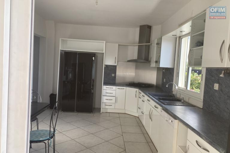LA POSSESSION &ndash; QUARTIER BOEUF-MORT-Villa d&rsquo;exception avec vue oc&eacute;an, 7 chambres et fort potentiel patrimonial