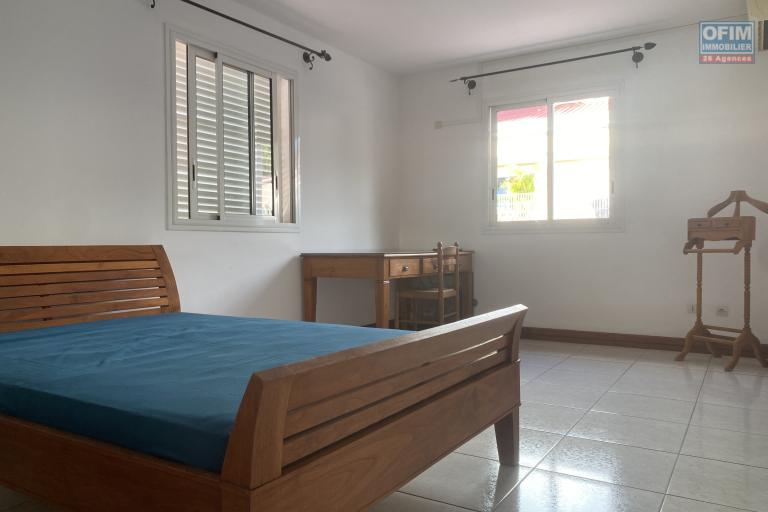 LA POSSESSION &ndash; QUARTIER BOEUF-MORT-Villa d&rsquo;exception avec vue oc&eacute;an, 7 chambres et fort potentiel patrimonial
