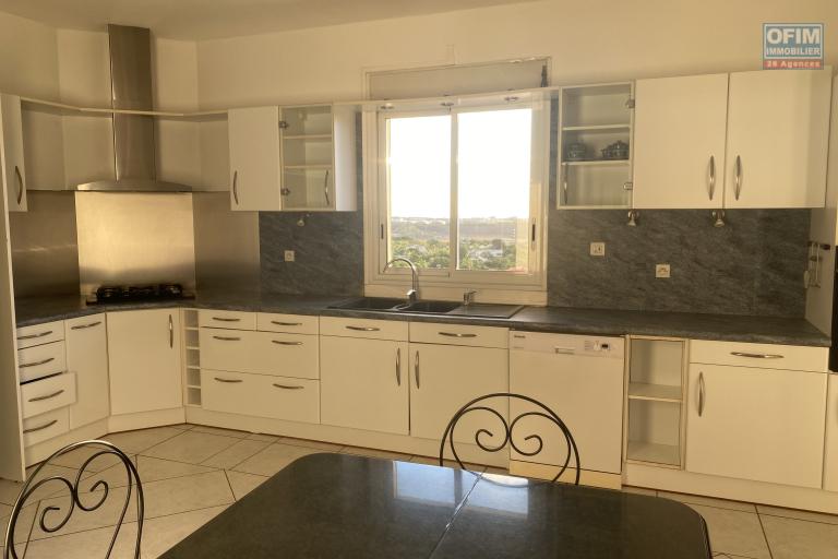 LA POSSESSION &ndash; QUARTIER BOEUF-MORT-Villa d&rsquo;exception avec vue oc&eacute;an, 7 chambres et fort potentiel patrimonial