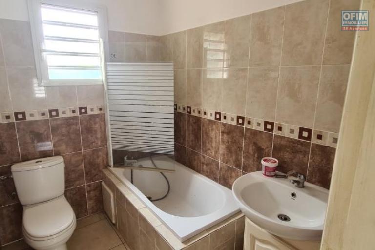 A louer jolie villa récente de type F4 proche centre ville Saint-Louis