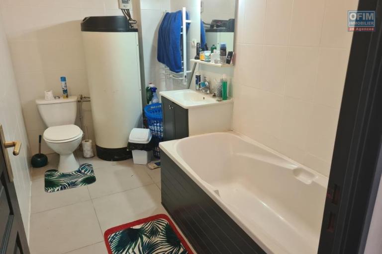 A louer magnifique appartement de type F2 MEUBLE d'environ 41 m² avec deux jardinets le Tampon proche université