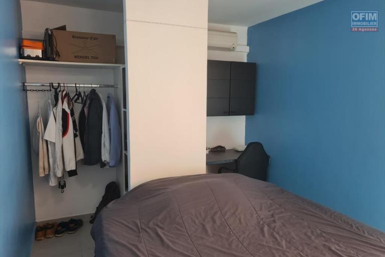 A louer magnifique appartement de type F2 MEUBLE d'environ 41 m² avec deux jardinets le Tampon proche université