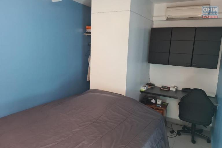 A louer magnifique appartement de type F2 MEUBLE d'environ 41 m² avec deux jardinets le Tampon proche université