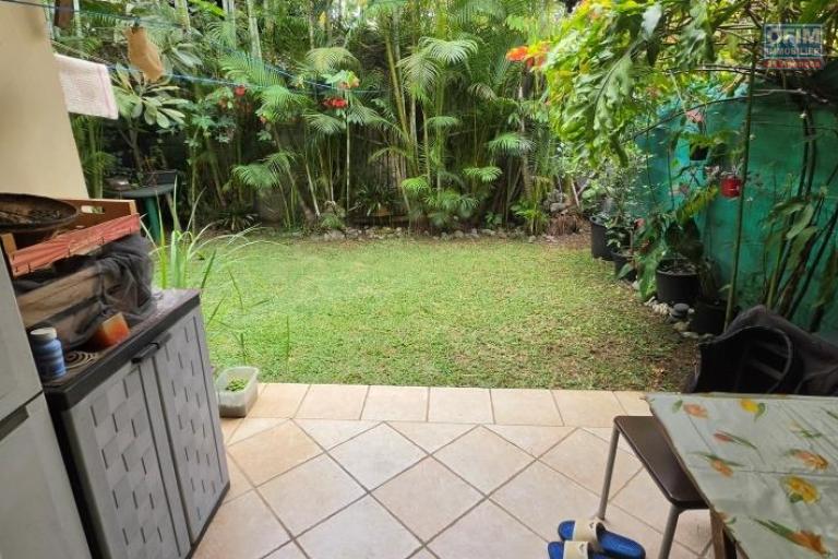 A vendre magnifique appartement F2 avec jardinet privatif dans r&eacute;sidence avec piscine le Tampon 400