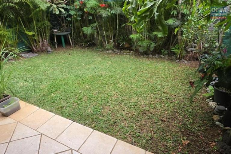 A vendre magnifique appartement F2 avec jardinet privatif dans r&eacute;sidence avec piscine le Tampon 400