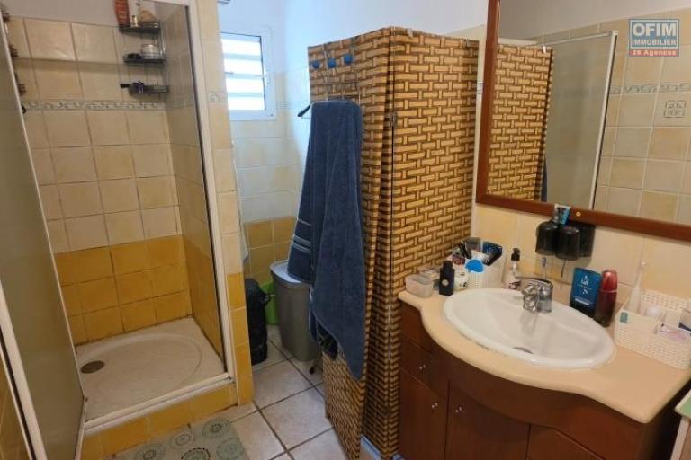 A vendre magnifique appartement F2 avec jardinet privatif dans r&eacute;sidence avec piscine le Tampon 400
