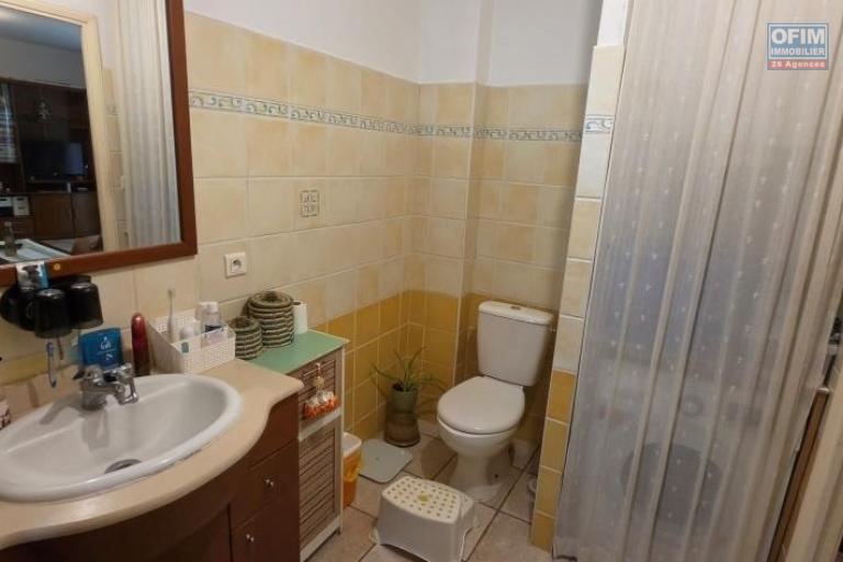 A vendre magnifique appartement F2 avec jardinet privatif dans r&eacute;sidence avec piscine le Tampon 400
