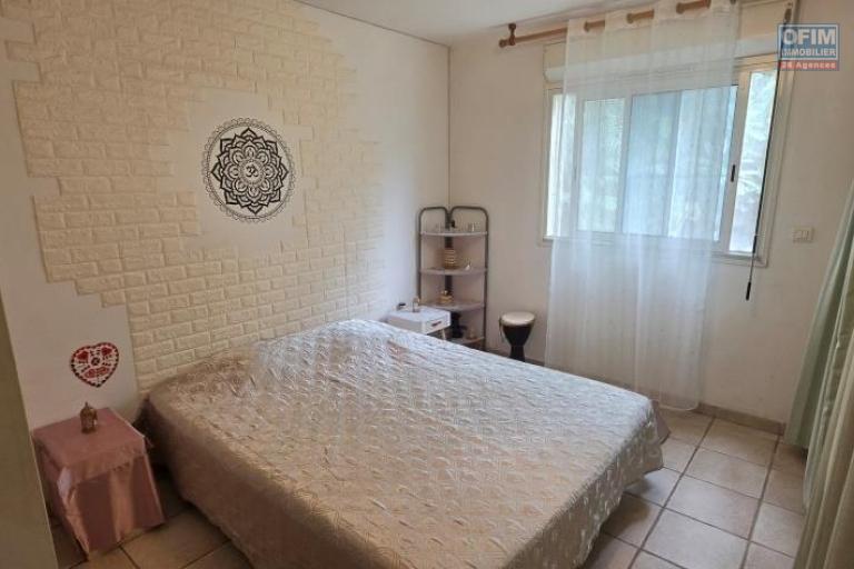 A vendre magnifique appartement F2 avec jardinet privatif dans r&eacute;sidence avec piscine le Tampon 400
