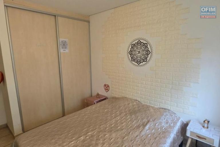 A vendre magnifique appartement F2 avec jardinet privatif dans r&eacute;sidence avec piscine le Tampon 400