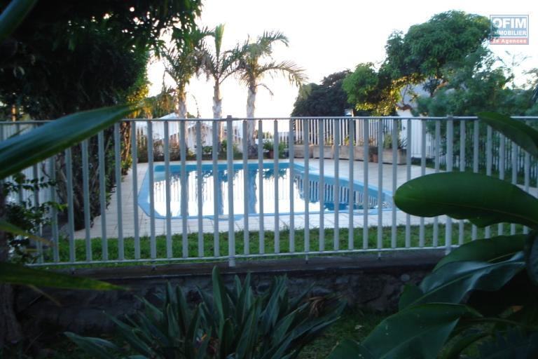 A vendre magnifique appartement F2 avec jardinet privatif dans r&eacute;sidence avec piscine le Tampon 400