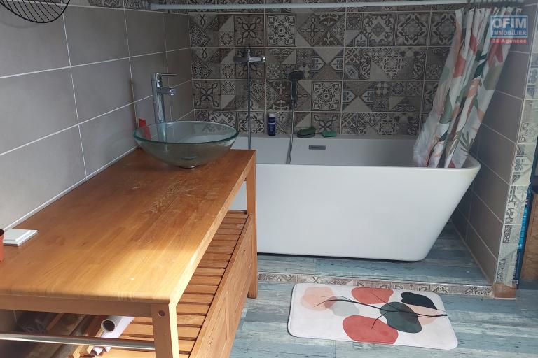 A louer à Piton Saint Leu appartement T4 triplex en rez de jardin de 92 m2