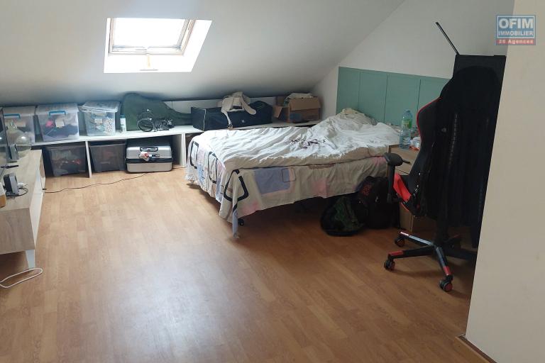 A louer à Piton Saint Leu appartement T4 triplex en rez de jardin de 92 m2