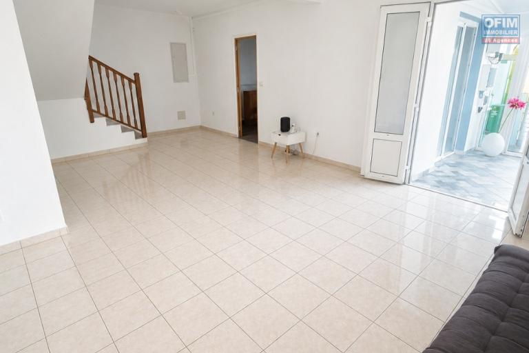 A Louer Villa de 4 chambres, dont 1 suite parentale, belle terrasse, jardin cl&ocirc;tur&eacute;, endroit au calme &agrave; STE MARIE/ TERRAIN ELISA