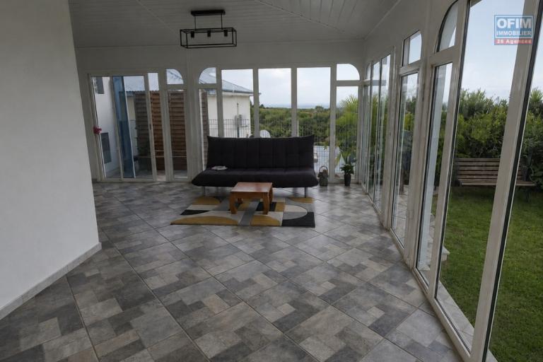 A Louer Villa de 4 chambres, dont 1 suite parentale, belle terrasse, jardin cl&ocirc;tur&eacute;, endroit au calme &agrave; STE MARIE/ TERRAIN ELISA