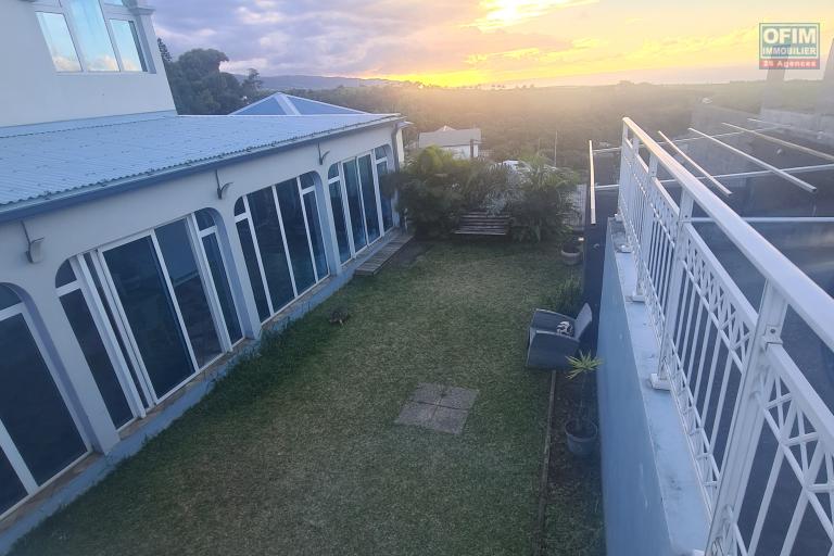 A Louer Villa de 4 chambres, dont 1 suite parentale, belle terrasse, jardin cl&ocirc;tur&eacute;, endroit au calme &agrave; STE MARIE/ TERRAIN ELISA