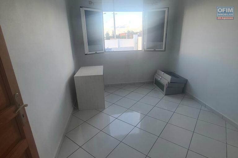 A Louer Villa de 4 chambres, dont 1 suite parentale, belle terrasse, jardin cl&ocirc;tur&eacute;, endroit au calme &agrave; STE MARIE/ TERRAIN ELISA