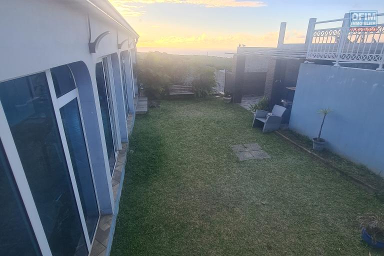 A Louer Villa de 4 chambres, dont 1 suite parentale, belle terrasse, jardin cl&ocirc;tur&eacute;, endroit au calme &agrave; STE MARIE/ TERRAIN ELISA