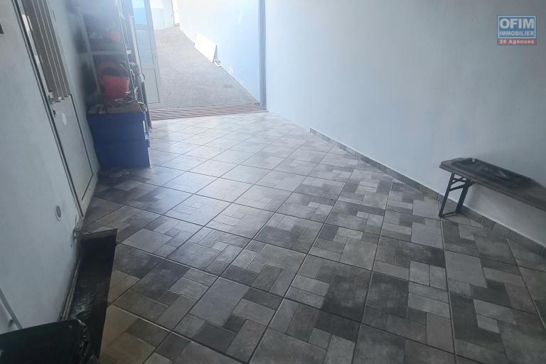 A Louer Villa de 4 chambres, dont 1 suite parentale, belle terrasse, jardin cl&ocirc;tur&eacute;, endroit au calme &agrave; STE MARIE/ TERRAIN ELISA