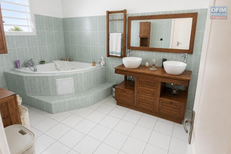 A Louer Villa de 4 chambres, dont 1 suite parentale, belle terrasse, jardin cl&ocirc;tur&eacute;, endroit au calme &agrave; STE MARIE/ TERRAIN ELISA