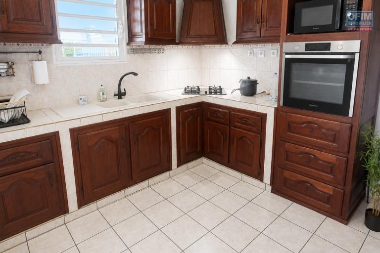 A Louer Villa de 4 chambres, dont 1 suite parentale, belle terrasse, jardin cl&ocirc;tur&eacute;, endroit au calme &agrave; STE MARIE/ TERRAIN ELISA