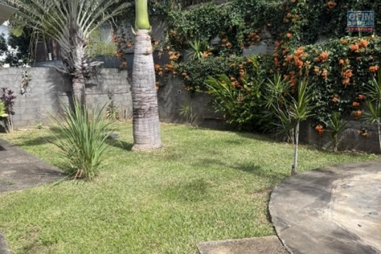 A louer cette jolie villa jumelée de type F5 avec garage sur le secteur de Domenjod Sainte Clotilde.