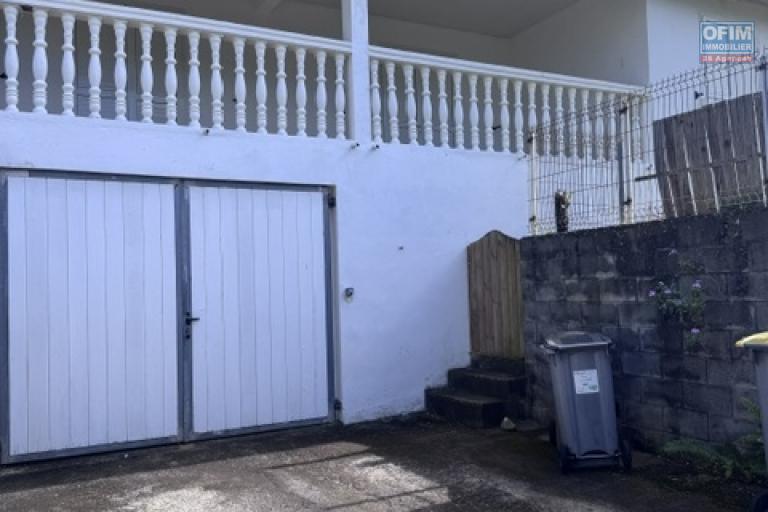A louer cette jolie villa jumelée de type F5 avec garage sur le secteur de Domenjod Sainte Clotilde.