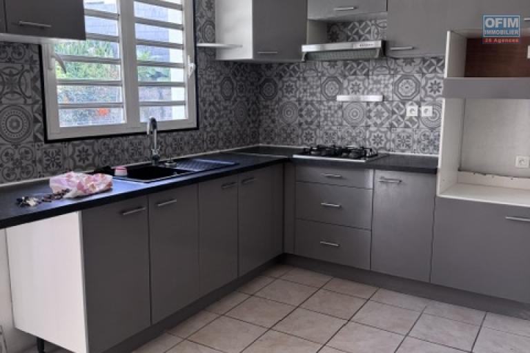 A louer cette jolie villa jumelée de type F5 avec garage sur le secteur de Domenjod Sainte Clotilde.