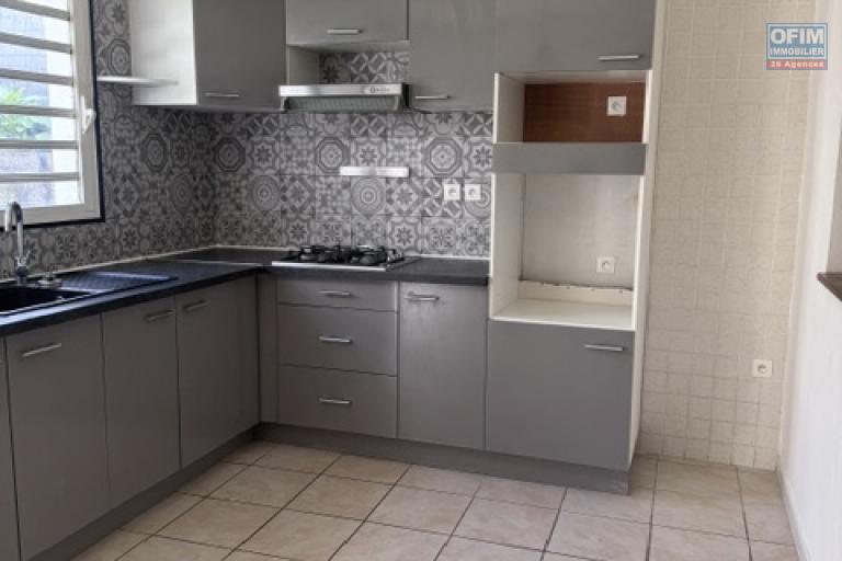 A louer cette jolie villa jumelée de type F5 avec garage sur le secteur de Domenjod Sainte Clotilde.