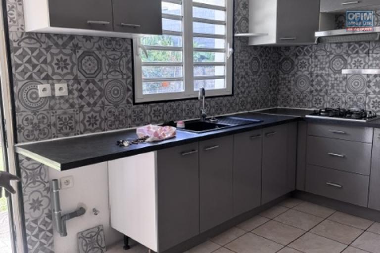 A louer cette jolie villa jumelée de type F5 avec garage sur le secteur de Domenjod Sainte Clotilde.