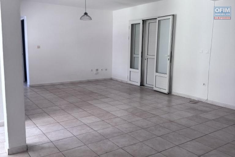 A louer cette jolie villa jumelée de type F5 avec garage sur le secteur de Domenjod Sainte Clotilde.
