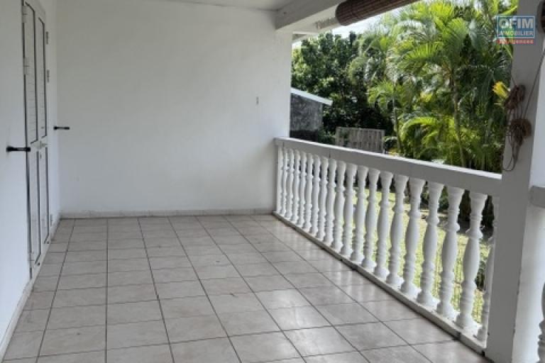 A louer cette jolie villa jumelée de type F5 avec garage sur le secteur de Domenjod Sainte Clotilde.