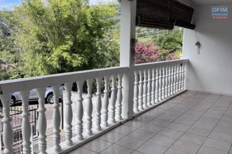 A louer cette jolie villa jumelée de type F5 avec garage sur le secteur de Domenjod Sainte Clotilde.