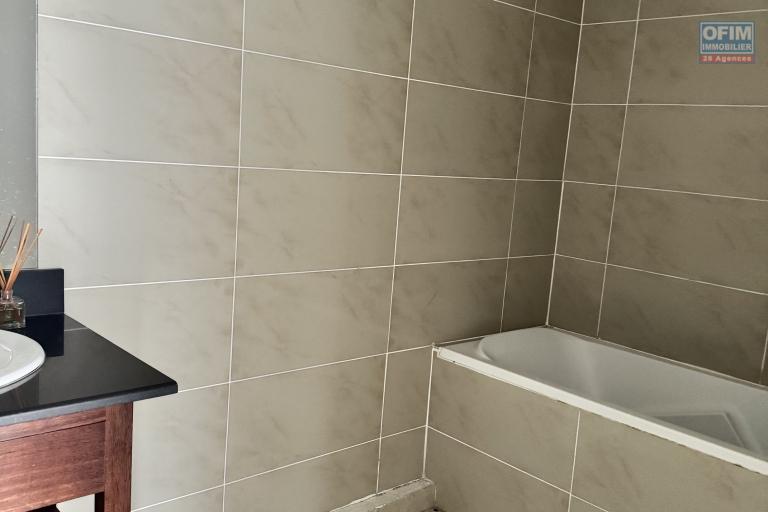 A louer ce bel appartement de type F2 sur la r&eacute;sidence INAIS &agrave; Sainte Clotilde.