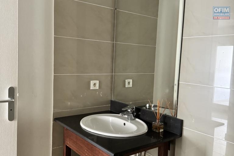 A louer ce bel appartement de type F2 sur la r&eacute;sidence INAIS &agrave; Sainte Clotilde.