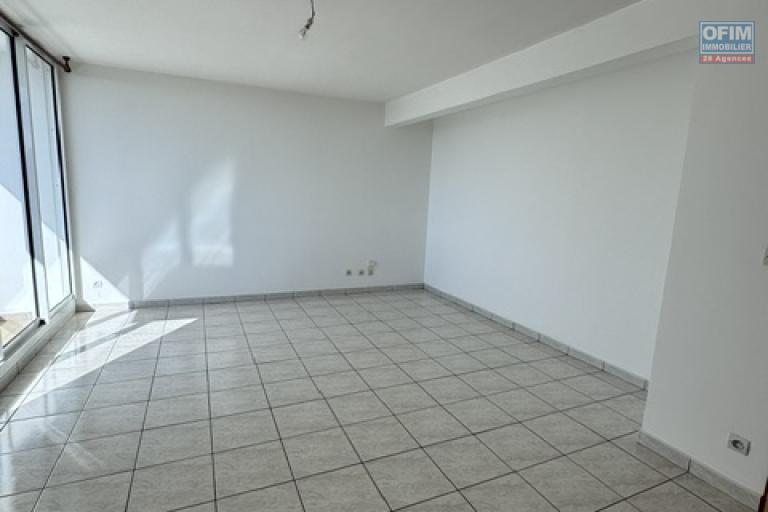A louer ce joli appartement de type F2 sur la r&eacute;sidence GEORGES BRASSENS &agrave; Sainte Clotilde.
