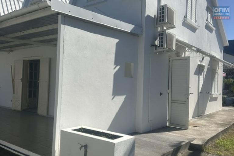 LOCAL PROFESSIONNEL 250 m² – SAINT-PIERRE CENTRE