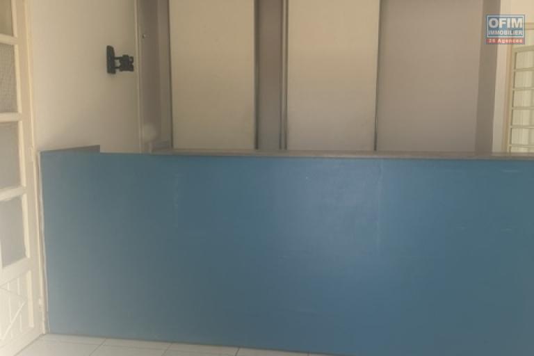 LOCAL PROFESSIONNEL 250 m² – SAINT-PIERRE CENTRE