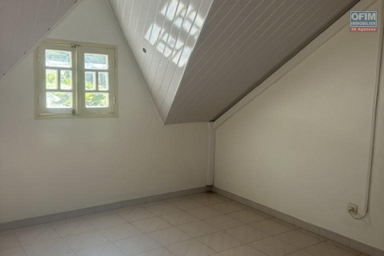 LOCAL PROFESSIONNEL 250 m² – SAINT-PIERRE CENTRE