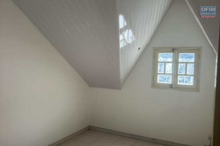 LOCAL PROFESSIONNEL 250 m² – SAINT-PIERRE CENTRE