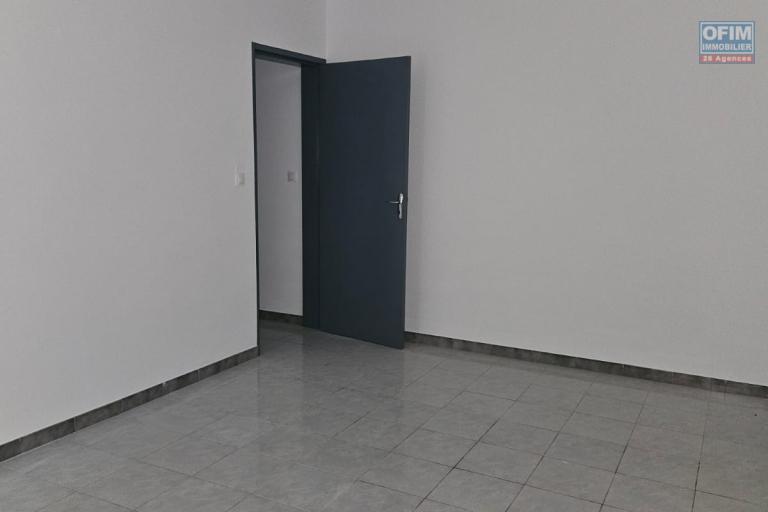 Bas d'une maison &agrave; louer en centre ville de Sainte-Marie