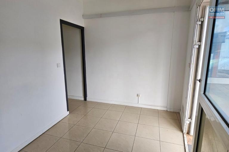 A LOUER - LOCAL COMMERCIAL 33 M2 - GRANDE MONTEE - SAINTE MARIE
