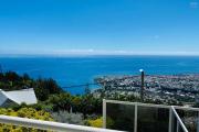 A vendre cette charmante villa de type F6/7 avec une vue magnifique sur la capitale et l'oc&eacute;an &agrave; La Montagne Saint Denis.
