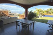 Belle maison récente F5 plain-pied de 130 m² habitables + 35 m² de varangue et 50 m² de terrasse avec jacuzzi, implantée sur un terrain plat de 572 m² avec vue mer et montagne.