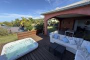 Belle maison récente F5 plain-pied de 130 m² habitables + 35 m² de varangue et 50 m² de terrasse avec jacuzzi, implantée sur un terrain plat de 572 m² avec vue mer et montagne.