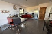 Belle maison récente F5 plain-pied de 130 m² habitables + 35 m² de varangue et 50 m² de terrasse avec jacuzzi, implantée sur un terrain plat de 572 m² avec vue mer et montagne.