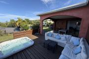 Belle maison récente F5 plain-pied de 130 m² habitables + 35 m² de varangue et 50 m² de terrasse avec jacuzzi, implantée sur un terrain plat de 572 m² avec vue mer et montagne.