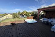 Belle maison récente F5 plain-pied de 130 m² habitables + 35 m² de varangue et 50 m² de terrasse avec jacuzzi, implantée sur un terrain plat de 572 m² avec vue mer et montagne.